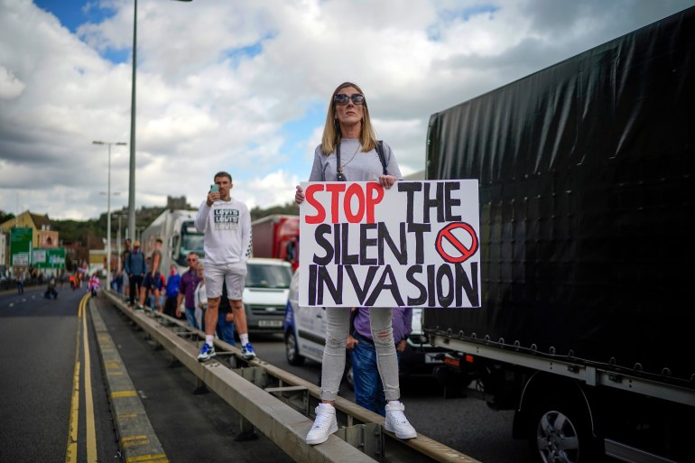 متظاهرون يرفعون شعارات مناهضة اللاجئين في بريطانيا. 5 سبتمبر/أيلول (غيتي)