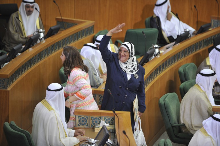 معصومة المبارك ورولا دشتي خلال عضويتهن بالمجلس