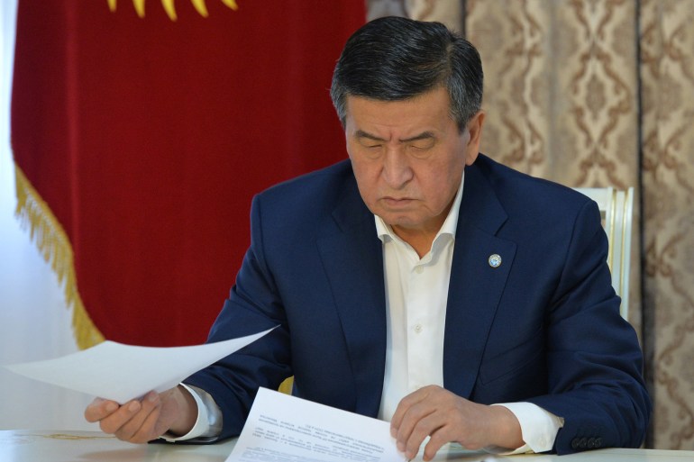 رئيس قرغيزستان سورونباي جينبيكوف في القصر الرئاسي أمس (وكالة الأناضول)