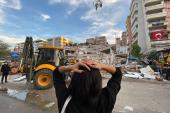 الزلزال تسبب في تهدم عدد من المباني السكنية بالكامل في إزمير (الأناضول)