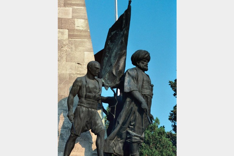- صورة تمثال لأوروج رئيس في إحدى المدن التركية - المصدر موقع فكريات التركي