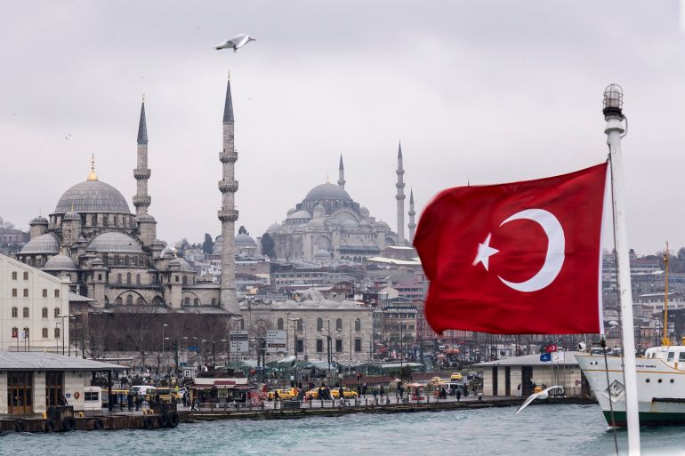 Türkei, Istanbul, Eminönü, Blick von Fähre auf Yeni Cami