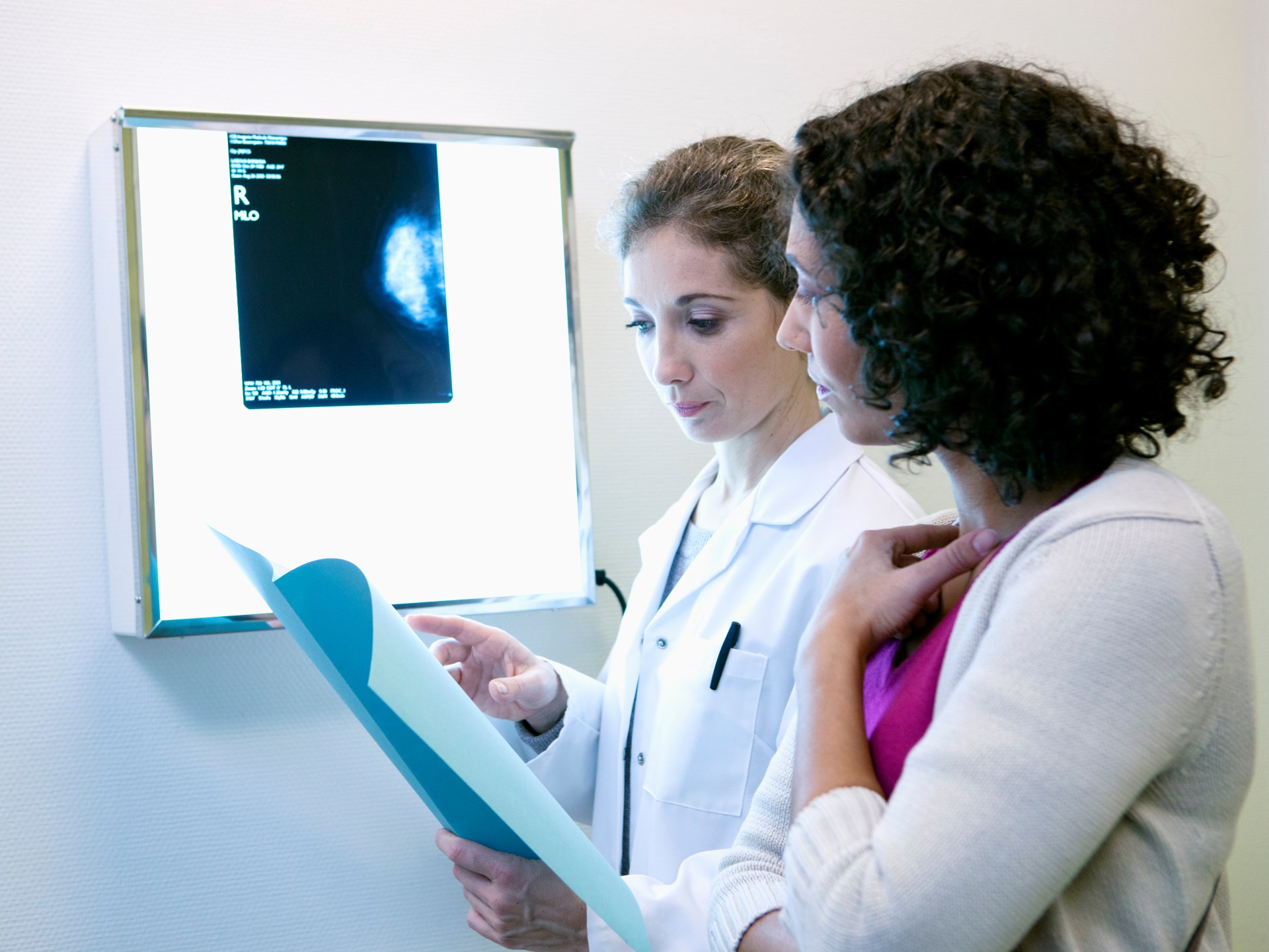 Vous êtes apparentée à une patiente atteinte d’un cancer du sein.  Quel est l’âge approprié pour une mammographie?  |  miroir