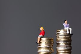 لماذا تتقاضى النساء رواتب أقل من الرجال؟ إليك 5 عوامل مهمة