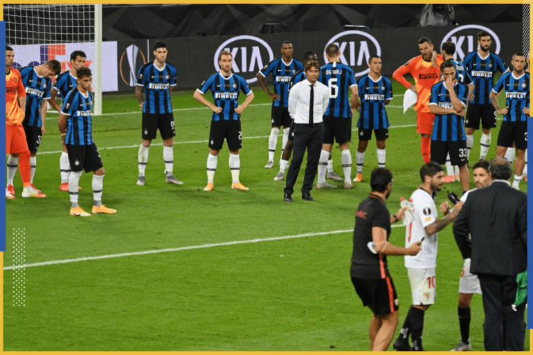 Soccer Football - Europa League - Final - Sevilla v Inter Milan - RheinEnergieStadion, Cologne, Germany - August 21, 2020 Inter Milan coach Antonio Conte and his players look dejected after the match, as play resumes behind closed doors following the outbreak of the coronavirus disease (COVID-19) Ina Fassbender/Pool via REUTERS