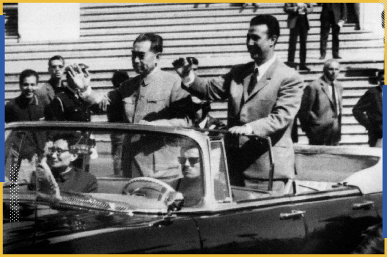 في 31 مارس 1965 ، الرئيس الجزائري أحمد بن بلة (على اليمين) ورئيس الوزراء الصيني شو إن لاي يلوحان بالحشد في الجزائر العاصمة