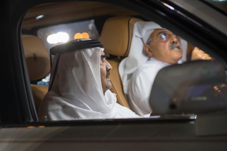 سمو الأمير الوالد الشيخ حمد بن خليفة آل ثاني أثناء حضوره أحد عروض سينما السيارات (الجزيرة)