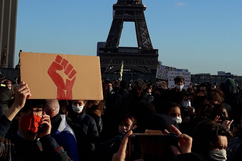 حشد من المتظاهرين في ساحة حقوق الانسان بباريس