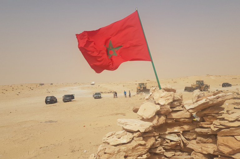 العلم المغربي يرفرف في منطقة الكركرات العازلة بعد أن فرض المغرب سيطرته عليها صورة رئيسية