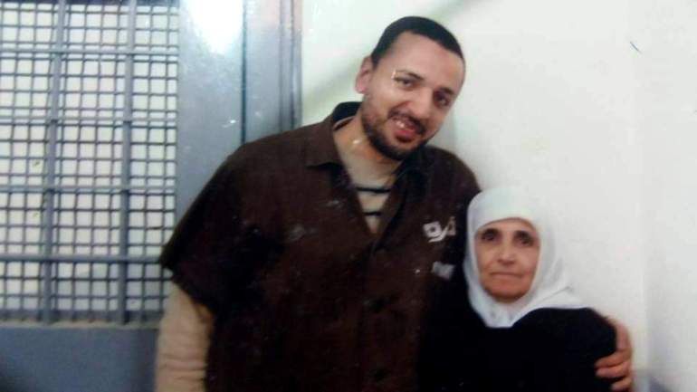 الأسير عثمان بلال في صورة مع والدته سمح بها الاحتلال عام 2008 ولم يتح لعائلته زيارته منذ بدء جائحة كورونا