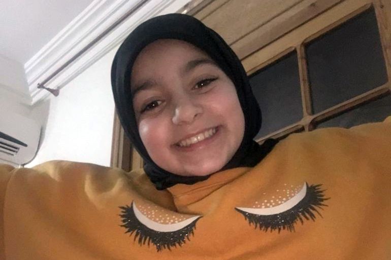 الطفلة سندس منبل التي منعت من دخول المدرسة بعد ارتداء الحجاب