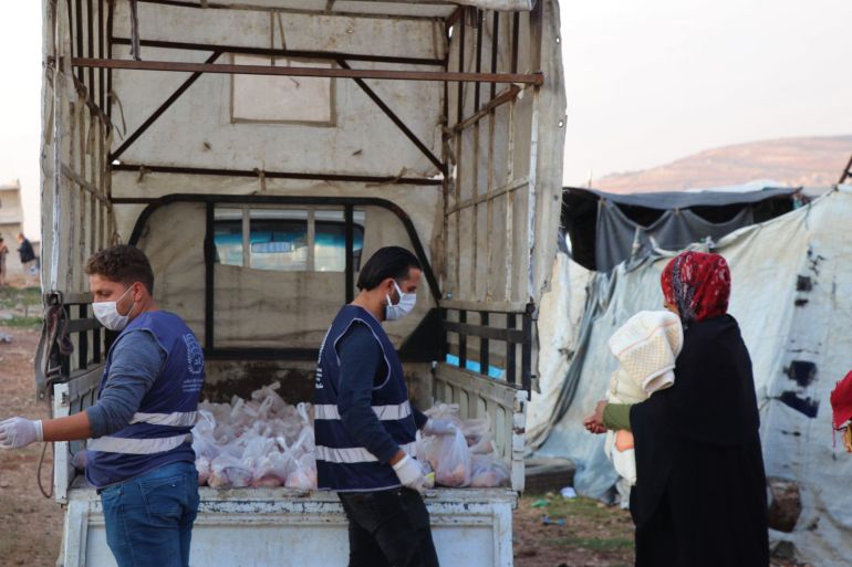 تركيا - إسطنبول- خليل مبروك- متطوع يسلم طردا اغاثيا للاجئة في إحدى المخيمات السورية- الصورة من حساب الهيئة العالمية للإغاثة والتنمية أنصر
