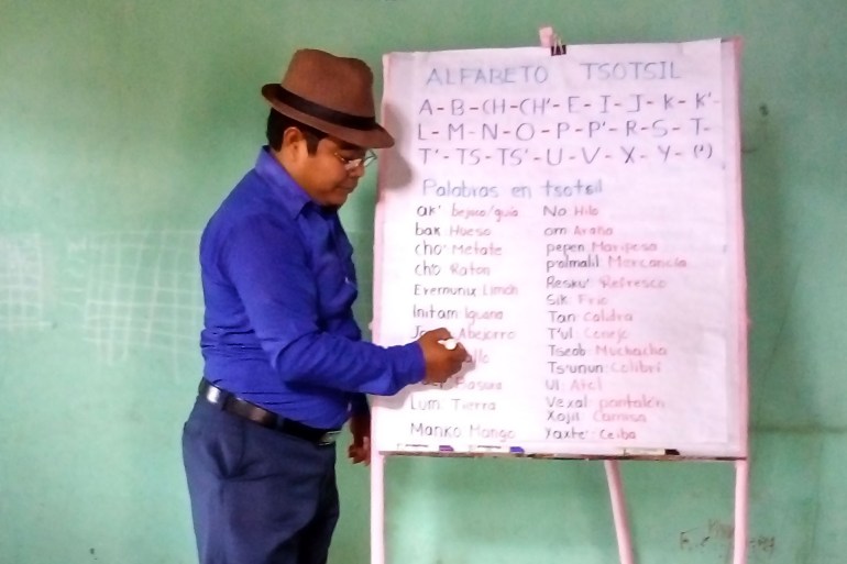 مدرس لغة التسوتسيل في مدرسة في تشياباس، خوسيه مندوسا لوبيس، وهو يدرس هذه اللغة وصور لطلاب يدرسونها. .jpg