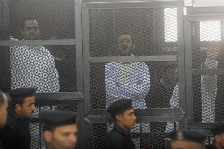 يعاني الكثير من النشطاء والمعارضين في مصر جراء الحبس الاحتياطي - رويترز
