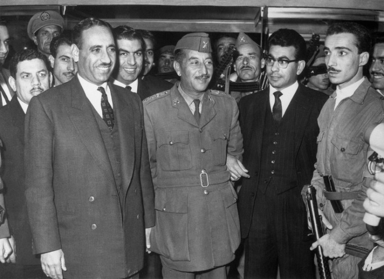 صورة ارشيفية تجمع عبد السلام عار (في اليسار) وأحمد حسن البكر (بجانبه)- - غيتي