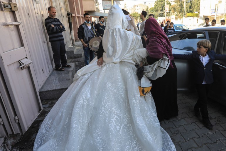 كوفيد-19 يقلص أعباء الزواج على شباب غزة