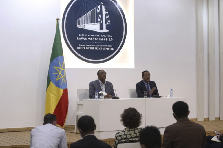 وخلال المؤتمر الصحفي، قال نائب رئيس الوزراء ديميكي ميكونين (يسار) إن "محاولة الجبهة مهاجمة قوات الدفاع تظهر خيانة عظمى"، داعيا الشعوب والقوميات الإثيوبية إلى التعاون مع الجيش.