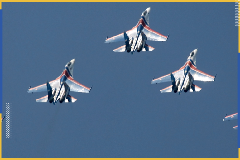epa01097346 Russian pilots from the 'Russian knights' flying the heavy jet fighter Su-27 bu Sukhoi demonstrate formatiojn flying during Moscow International Air- Space show MAKS 2007 in the city of Zhukovsky outside Moscow, Russia, 23 August...