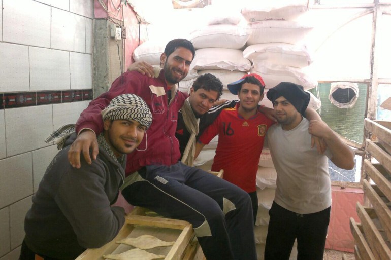 عبد الرحمن (أقصى اليسار) كان يعمل في أحد مخابز العاصمة بغداد - الجزيرة نت