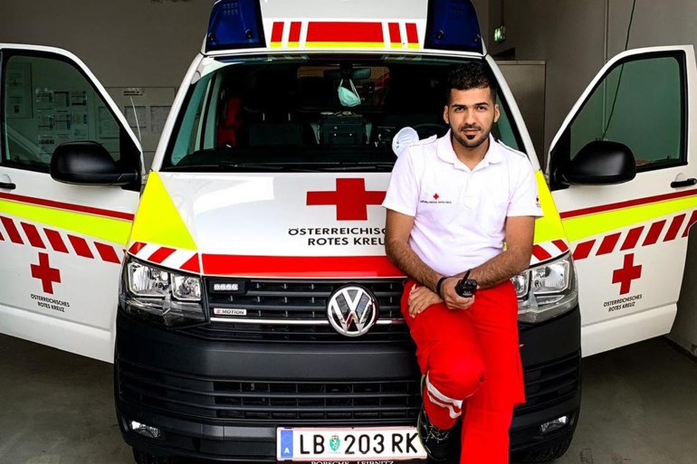 يستثمر عبد الرحمن أوقات فراغه للعمل التطوعي مع الصليب الأحمر - الجزيرة نت