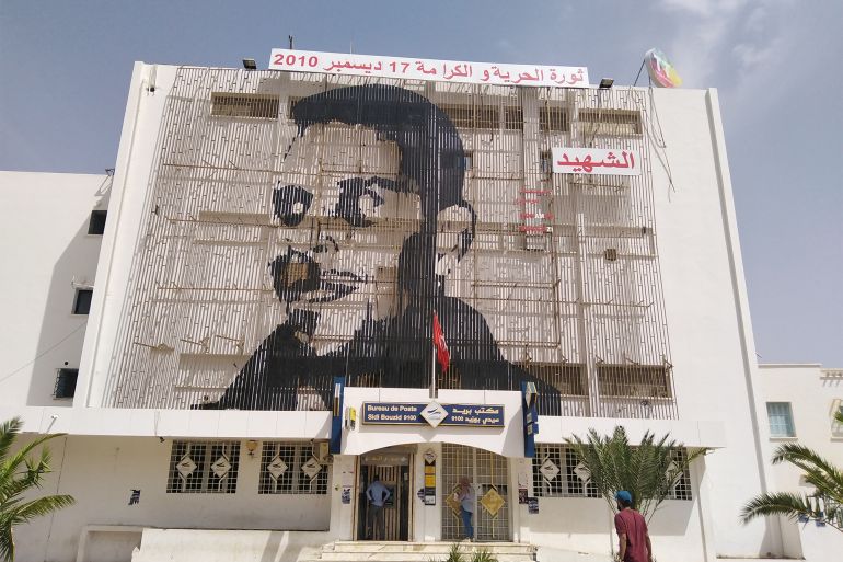 منيرة حجلاوي_لافتة تحمل صورة محمد البوعزيزي وسط مدينة سيدي بوزيد_تونس-سيدي بوزيد_خاص الجزيرة نت