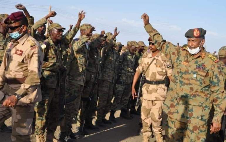 صور لزيارة البرهان وجنود سودانيين على تخوم حدود اثيوبيا في أبريل الماضي نشرها الجيش في حينه