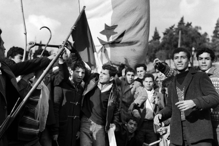 ALGERIE-GUERRE-MANIFESTATION Des milliers de d'Algériens musulmans armés de bâtons et brandissant le drapeau FLN descendent vers les quartiers européens d'Alger aux cris de "Yahia de Gaulle", "Algérie algérienne" et "vive le FLN", le 11 décembre 1960, pendant la guerre d'Algérie, au lendemain d'une manifestation d'Européens opposés à la politique algérienne du général de Gaulle. Le président de la République français effectue une tournée en Algérie alors que l'Assemblée générale des Nations unies s'apprête à adopter la résolution reconnaissant le droit du peuple algérien à l'autodétermination et à l'indépendance. Ces premières manifestations de masse de musulmans en Algérie depuis le début de la guerre ont été accompagnées de violences entre les deux communautés et d'affrontements avec les forces de l'ordre. Le bilan officiel pour le mois de décembre 1960 à Alger s'élève à 120 morts dont 112 musulmans. AFP PHOTO JEAN-CLAUDE COMBRISSON