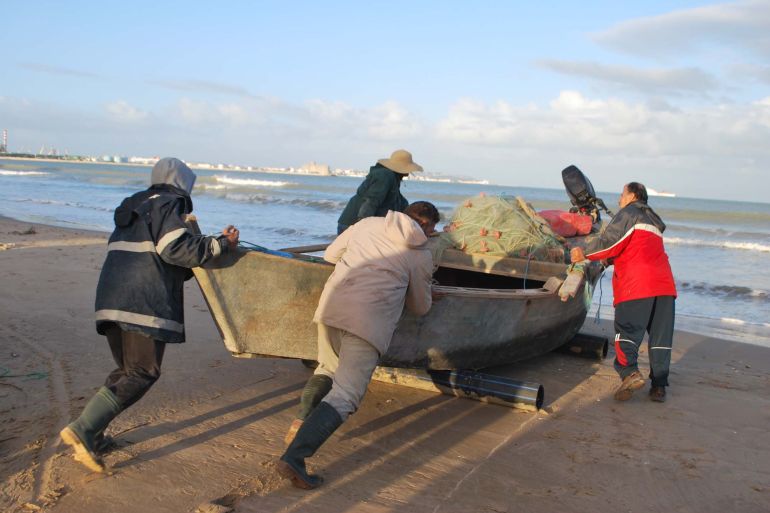 : سمير يمد يد المساعدة لأحد البحارة لجر زروقه نحو البحر/رادس الشاطئ/العاصمة تونس/ديسمبر