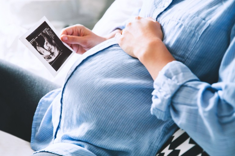 في أي شهر تشعر المرأة الحامل بركلات الجنين؟