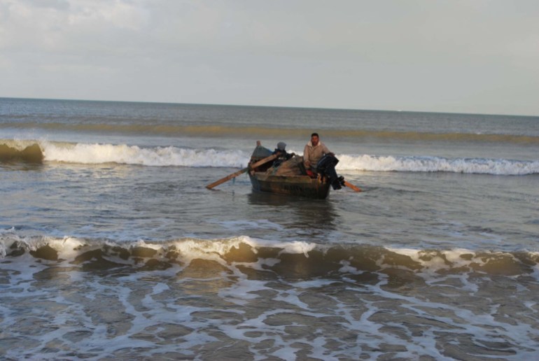 إحدى زوارق الصيد تواجه الأمواج في ظل الطقس السيء/رادس الشاطئ/العاصمة تونس
