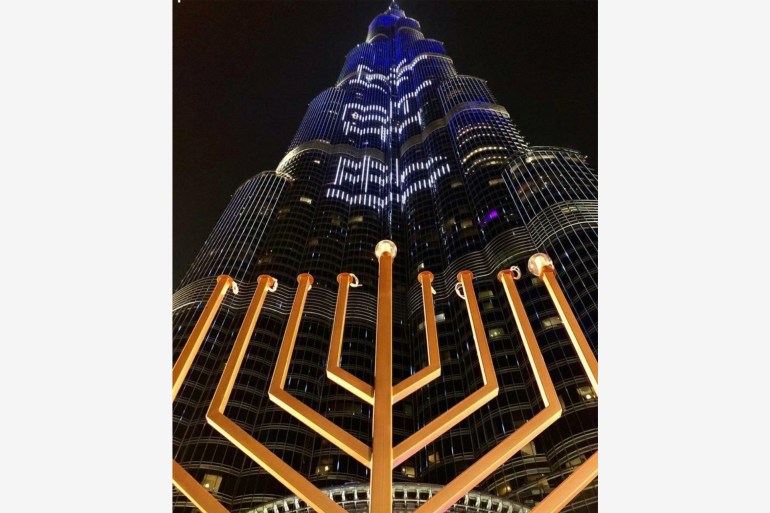 إنارة شمعدان عيد الأنوار "حانوكا" قبالة برج خليفة