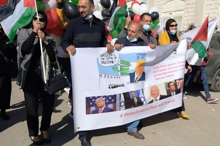 ميرفت صادق فلسطين مدينة البيرة نوفمبر 2020 فلسطينيون يتظاهرون ضد زيارة وزير الخارجية الأمريكية لمستعمرة مقامة على أراضي مدينة البيرة وسط الضفة ا