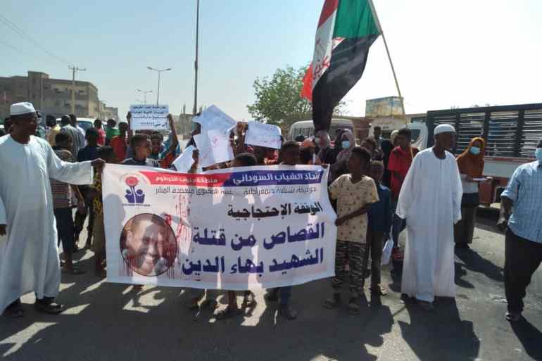 وقفة احتجاجية نظمها اتحاد الشباب السوداني قبالة مركز شرطة بمنطقة الكلاكلة شرق للتنديد بمقتل بهاء الدين).
