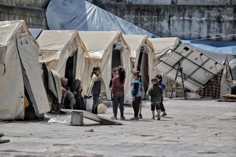 سوريا / إدلب / عمر يوسف/ نازحون يسكنون في مخيم أقيم داخل أنقاض مدرسة مدمرة/ عمر يوسف خاص للجزيرة نت.