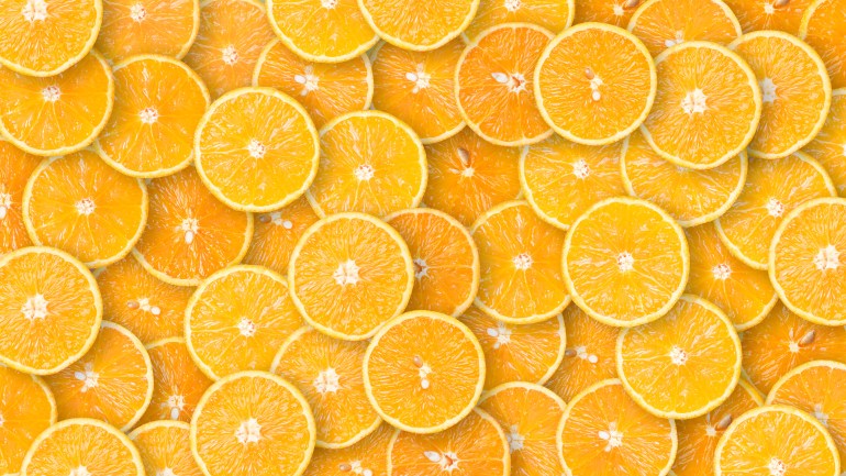 تقدم لنا فاكهة البرتقال اللذيذة الكثير من الفوائد الصحية، فما أبرزها؟ وكيف يمكن دمجه في وصفات صحية لذيذة ومفيدة في نفس الوقت؟