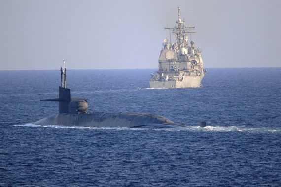 صورة للغواصة الأميركية "يو إس إس جورجيا" خلال عبورها مضيق هرمز -( البحرية الأميركية)