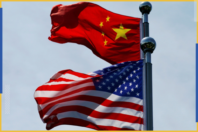 Chinese and U.S. flags flutter near The Bund in Shanghai (رويترز)