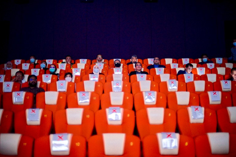 منصات البث المباشر والجائحة تهددان بالقضاء على دور السينما بعد 125 عاما من الرواج