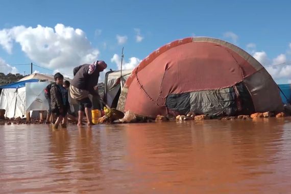 الأمطار تغرق مخيمات اللاجئين السوريين شمال سوريا وتزيد معاناتهم