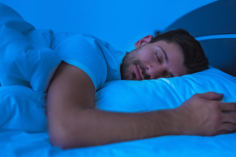 التأثير على جودة النوم قد يسبب الضوء الأزرق اضطرابات في النوم. وحسب موقع "هيلث لاين"