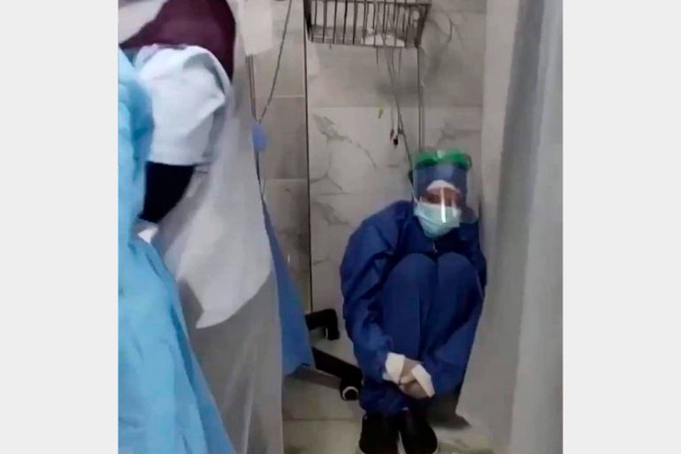 صورة محزنة جدا لممرضة تجلس في زاوية غرفة بالعناية المركزة في مستشفى الحسينية المركزي - مصر، بعد انقطاع الأكسجين عن مصابي كورونا ولا تجد ما تفعله لهم وسط حالة فزع كبيرة