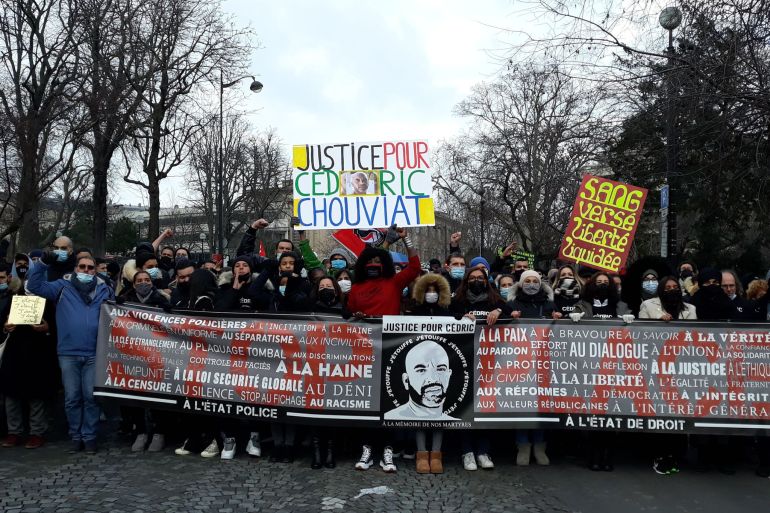 جموع كبيرة من المتظاهرين يحيون الذكرى الأولى لمقتل سيدريك شوفيا وسط لافتة كتب عليها العدالة لسيدريك شوفيا