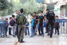 باب الأسباط، المسجد الأقصى المبارك جنود الاحتلال يحتجزون الأطفال ويمنعون دخولهم للأقصى(الجزيرة نت)