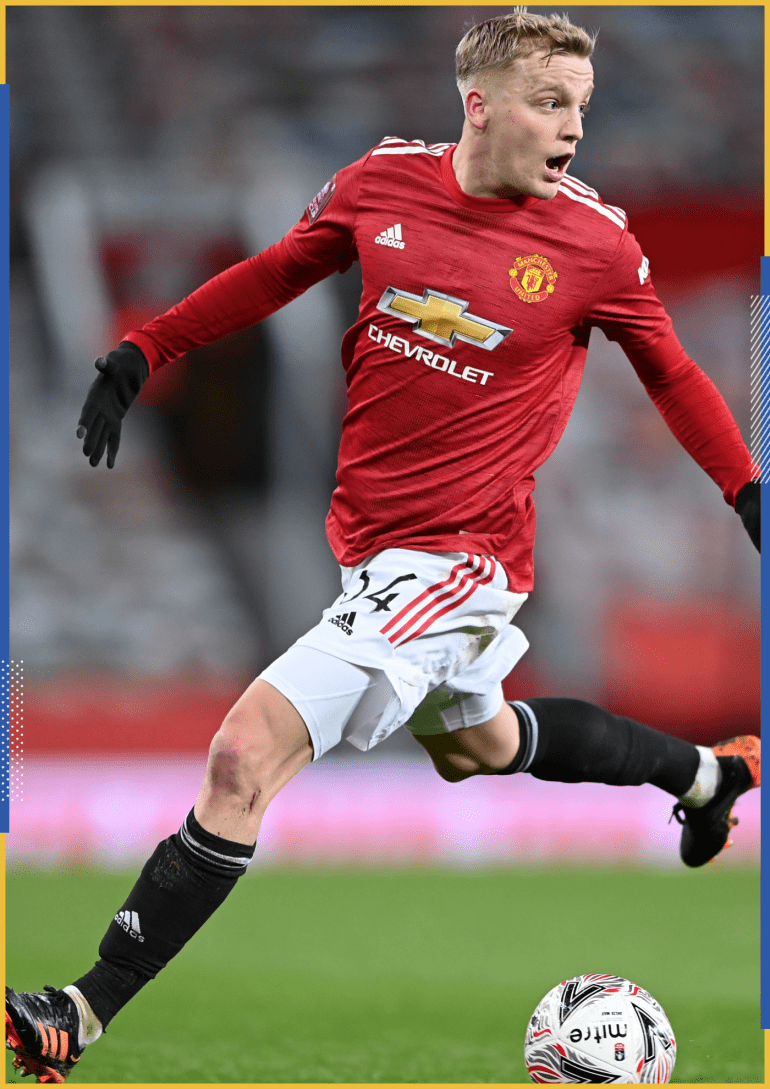 MANCHESTER, ENGLAND - JANUARY 24: Donny van de Beek of Manchester United runs with the ball during The Emirates FA Cup 4th Round match between Manchester United and Liverpool at Old Trafford on January 24, 2021 in Manchester, England. Sporting stadiums around the UK remain under strict restrictions due to the Coronavirus Pandemic as Government social distancing laws prohibit fans inside venues resulting in games being played behind closed doors. (Photo by Laurence Griffiths/Getty Images)