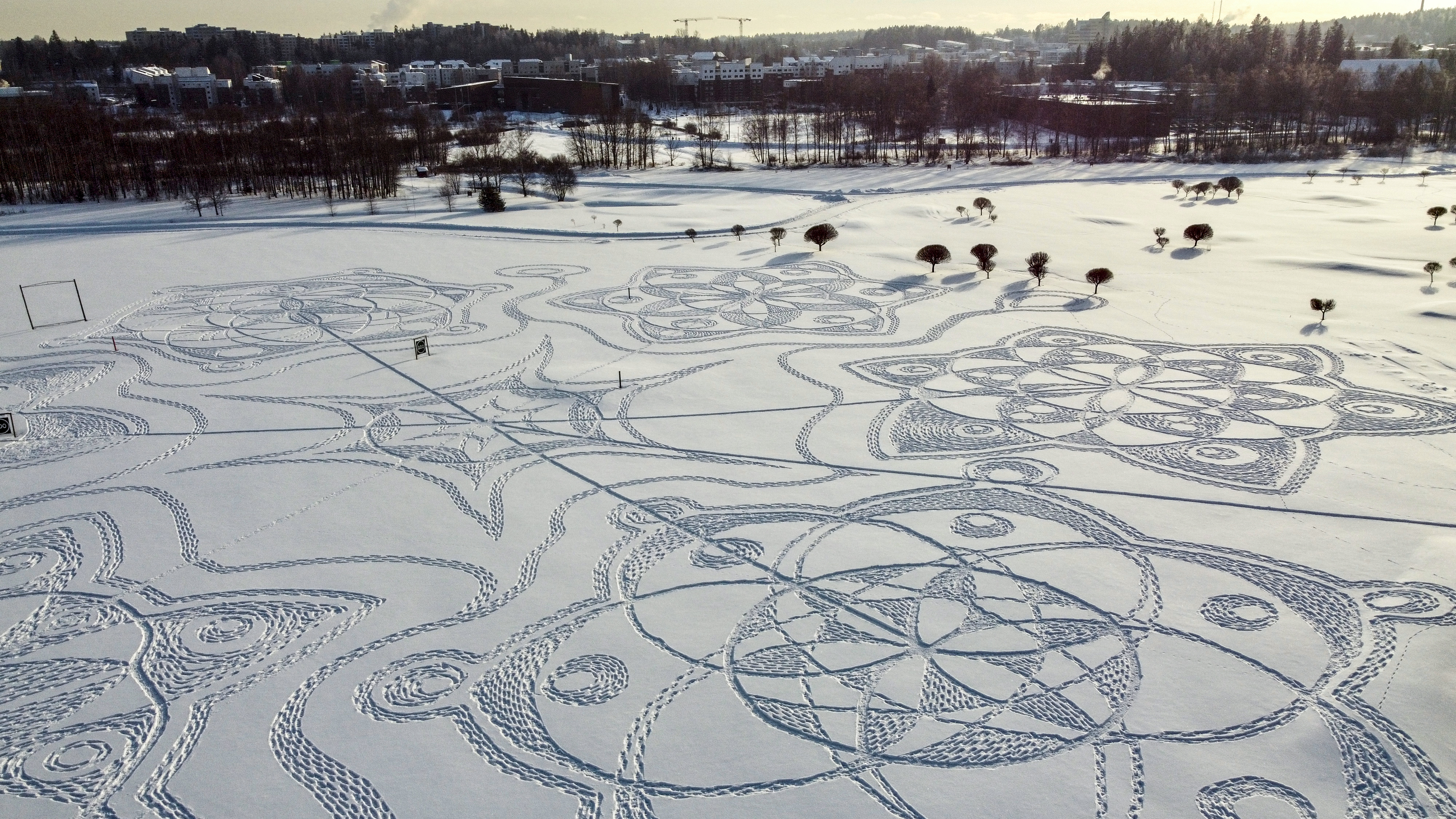 رسم عملاق محفور في الثلج يحقق نجاحا هائلا في فنلندا  منوعات 