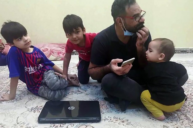 صورة للناشط المقتول في البصرة، تحسين الشحماني، يظهر مع أطفاله
