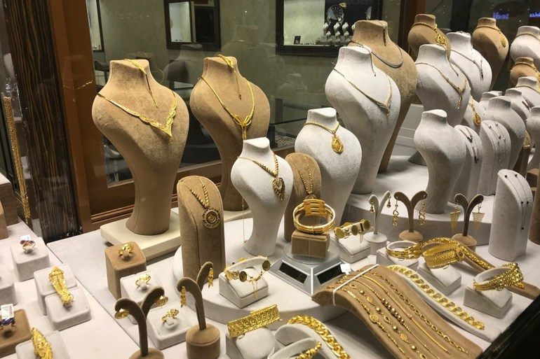 تركيا تبيع الذهب خارجيا على شكل مجوهرات مصنعة ولا تبيعه خامات أو سبائك أو ودائع (الجزيرة)