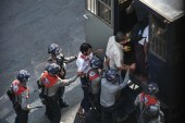 جيش ميانمار واصل قمع واعتقال المحتجين على الانقلاب (الأناضول)