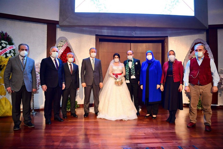 تركيا - خليل مبروك - العروسان أويور توران ودويغو أونلو مع حشد من الشخصيات خلال حفل زفافهما - الصورة من حساب رئيس بلدية الفاتح أرغون توران في فيس بوك