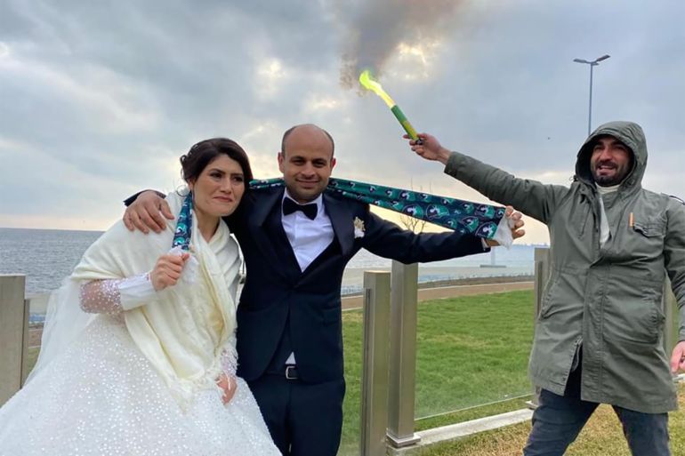 تركيا - خليل مبروك - العروسين أويور توران ودويغو أونلو بعد حفل زفافهما في اسطنبول - الصورة من حساب الناشط التركي عمر دميرتاش في فيس بوك